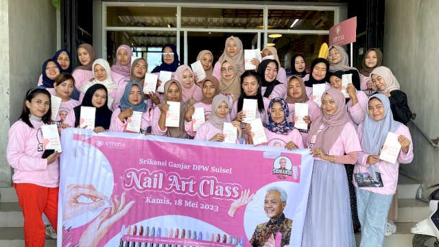 Sukarelawan Srikandi Ganjar menggelar nail art class bareng perempuan milenial yang ada di Kabupaten Bone, Sulawesi Selatan di Coffeelya, Manurunge, Kec. Tanete Riattang, Kabupaten Bone, Jumat (26/5/2023).