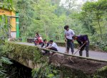 OMG Sulsel dan Warga Desa Rappolemba Kompak Perbaiki Pembatas Jembatan