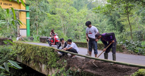 OMG Sulsel dan Warga Desa Rappolemba Kompak Perbaiki Pembatas Jembatan