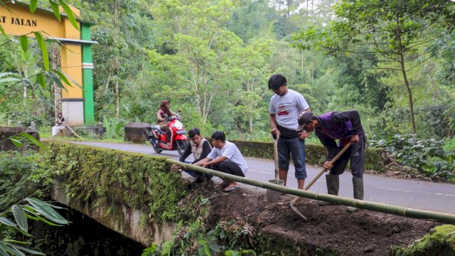 Sukarelawan Orang Muda Ganjar (OMG) Sulawesi Selatan (Sulsel) bersama warga Dusun Buloa, Desa Rappolemba, Kabupaten Gowa, Sulsel.