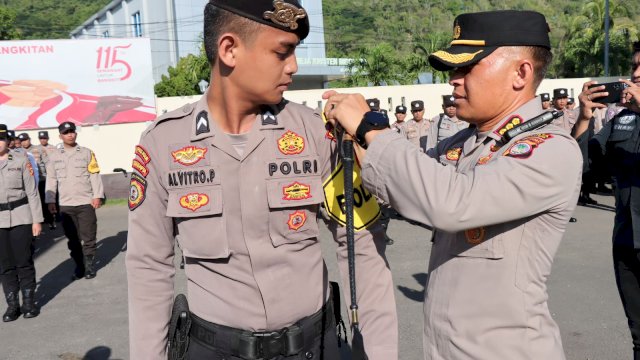 Kapolresta Gorontalo Kota Kombes Pol Ade Permana memimpin Pengukuhan Polisi RW bertempat di Lapangan Apel Polresta Gorontalo Kota, pada Senin (29/05/2023) 