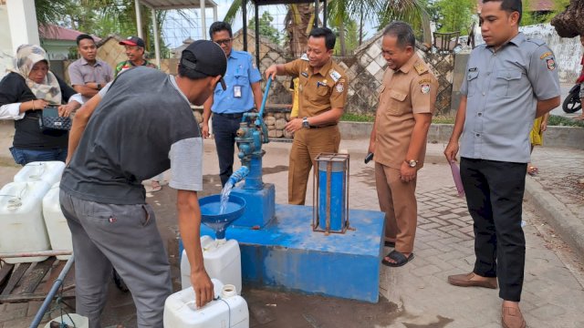 Camat TalloSahabuddin saat memantau dan mengoptimalkan sarana air bersih Makassar Jenne Tallasa di Kompleks Makam Raja Tallo, Kelurahan Tallo, Kota Makassar. 