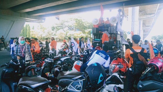 Ilustrasi aksi demo yang berlangsung di Flyover Makassar pada hari buruh Internasional, Senin (1/5/2023). (foto: Abatanews)