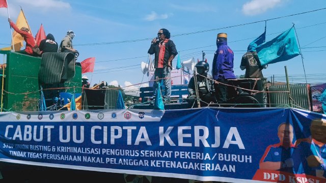 Dokumentasi massa buruh menggelar demo di depan Kantor DPRD Sulsel, Jl Urip Sumoharjo, Makassar bertepatan hari buruh Internasional, Senin (1/5/2023) (foto: Abatanews)