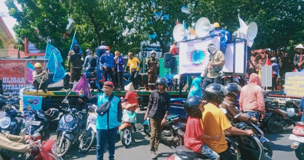 Peringati Hari Buruh di Makassar, Massa Gelar Demo di Kantor DPRD Sulsel