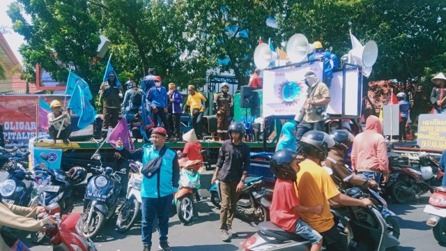 Massa dari beberapa organisasi buruh menggelar demo di depan Kantor DPRD Sulsel, Jl Urip Sumoharjo, Makassar, dalam memperingati hari buruh Internasional, Senin (1/5/2023). (foto: Abatanews)