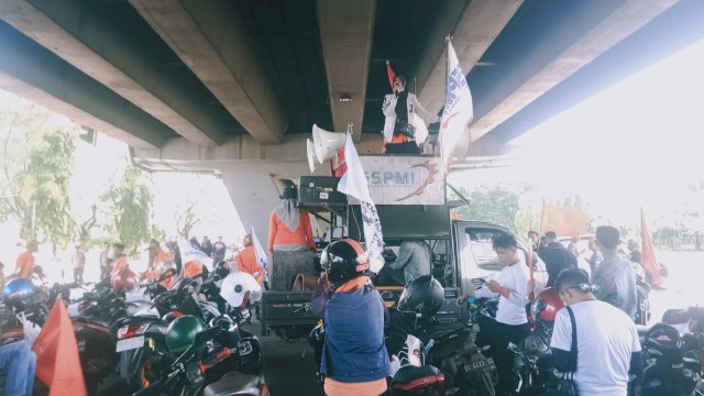 Massa Partai Buruh saat menggelar aksi demo di hari buruh Internasional yang berlangsung di jembatan layang Flyover Makassar, Senin (1/5/2023). (foto: Abatanews)