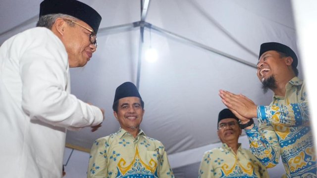 Wali Kota Parepare, Taufan Pawe (TP) (kiri) bersama Gubernur Sulsel, Andi Sudirman Sulaiman (kanan) saat menghadiri pembukaan Seleksi Tilawatil Quran dan Hadits (STQH) ke-33 Sulawesi Selatan 2023, di Lapangan Pemuda Benteng, Selasa malam (2/5/2023). 