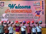 Maskot &#8216;Tarsilo&#8217; Jadi Perhatian di Bandara Jelang Undian Grup AMFC 2023 di Gorontalo