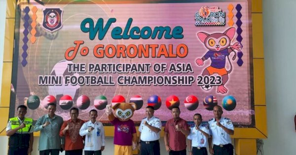 Maskot &#8216;Tarsilo&#8217; Jadi Perhatian di Bandara Jelang Undian Grup AMFC 2023 di Gorontalo