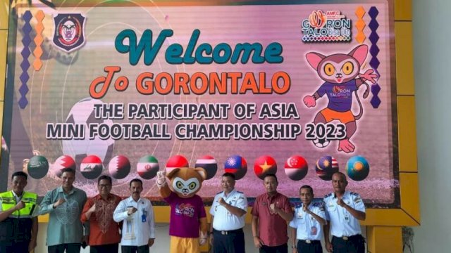 Maskot Asian Mini Football Championship 2023 “Tarsilo” yang ada di Bandara Djalaluddin Tantu Gorontalo, Kamis (4/5/2023).