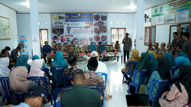 Dalam meningkatkan kualitas pelayanan kesehatan di desa, Pj. Bupati Takalar Dr. Setiawan Aswad, M. Dev. Plg menyerahkan mobil Ambulance untuk masyarakat Desa Bontokassi di Kantor Desa Bontokassi Kec. Galesong Selatan Kab. Takalar, Kamis (4/5/2023). 