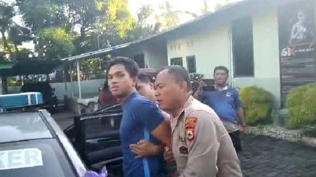 Tangkapan layar saat mantan pemain PSM Makassar, Achmad Hisyam Tolle diringkus polisi usai tikam security. 