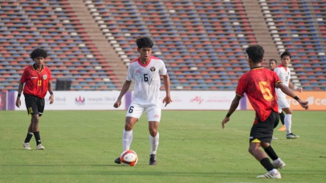 Ananda Raehan saat dikepung pemain lawan dalam laga ketiga Grup A, Sea Games 2023 melawan Timnas Timor Leste yang berakhir 3-0 untuk Indonesia, Minggu (7/5/2023). (foto: PSSI)