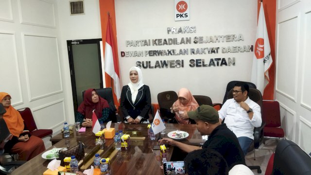 Ketua Fraksi PKS DPRD Sulsel saat memberi sambutan dalam acara Halalabihalal PKS Sulsel, di Kantor Fraksi PKS DPRD Sulsel, Jalan Urip Sumoharjo, pada Selasa (9/5/2023).