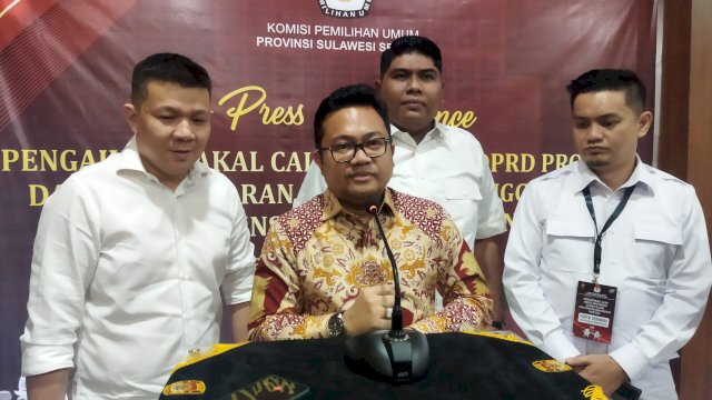 Sekretaris DPD Gerindra Sulsel, Darmawangysah Muin melakukan jumpa pers, usai menyetor daftar calon sementara (DCS) bakal calon anggota legislatif ke KPU Sulsel, pada Sabtu (13/5/2023).
