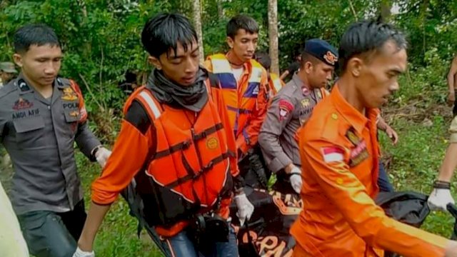 Tim SAR Gabungan mengevaluasi korban tenggelam di Sungai Jumpio Cina, Dusun Kampubbu, Desa Awo Kecamatan Cina, Kabupaten Bone, Sulsel, Sabtu (20/5/2023). 