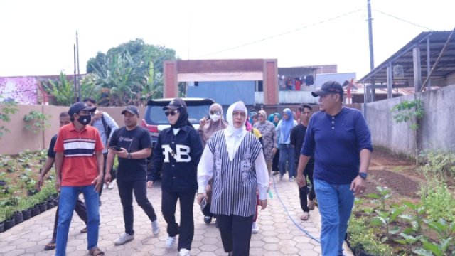 Ketua TP PKK Kota Makassar Indira Yusuf Ismail bersama Wakil Wali Kota Makassar Fatmawati Rusdi menyambangi Lorong Wisata (Longwis) Kyoto di Kecamatan Tamalate, Senin (1/05/2023). 