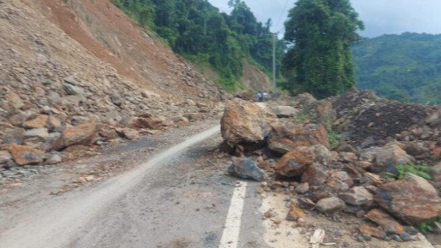 Kondisi jalan poros Batusitanduk - Rantepao di Kabupaten Luwu pasca terjadi longsor beberapa hari lalu.