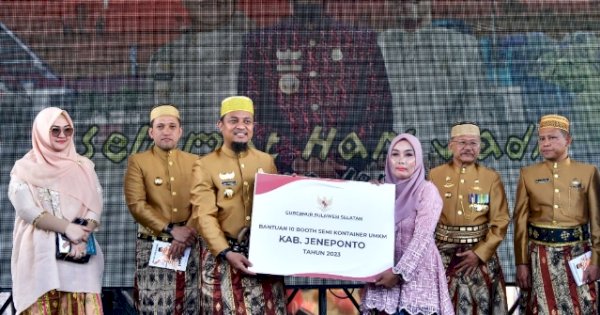 Gubernur Andi Sudirman Berikan Booth Semi Kontainer untuk UMKM di Jeneponto