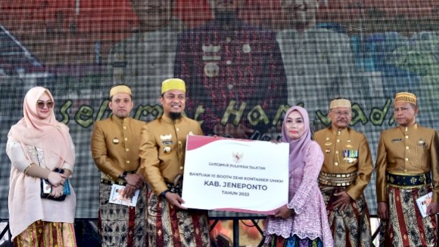 Gubernur Andi Sudirman Berikan Booth Semi Kontainer untuk UMKM di Jeneponto