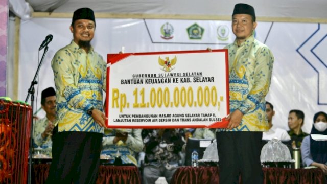 Gubernur Sulawesi Selatan, Andi Sudirman Sulaiman saat menyerahkan langsung Bantuan Keuangan sebesar Rp11 Miliar kepada Bupati Selayar, H Muh Basli Ali dalam kegiatan Seleksi Tilawatil Qur’an dan Hadits (STQH) XXXIII Sulawesi Selatan Kepulauan Selayar, Selasa, 2 Mei 2023.