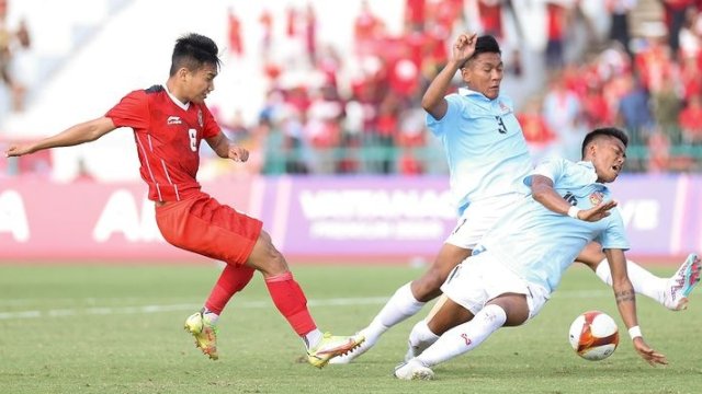 Pemain Timnas Indonesia U-22, Sutan Sulaeman saat melesatkan sepakan ke arah gawang dan diblok pemain Timnas Myanmar U-22 dalam laga kedua Grup A, Sea Games 2023 Kamboja, Kamis (4/5/2023). (foto: PSSI)