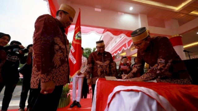 Danny-Fahsar Kompak Lantik Pengurus Alumni Unhas Kabupaten Bone