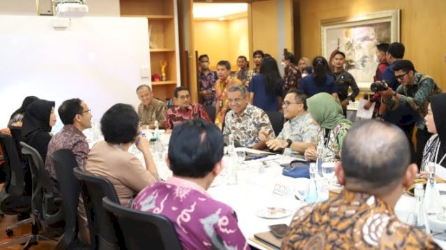 Menteri PANRB Azwar Anas usai Rapat Tingkat Menteri bersama Mendikbudristek Nadiem Makarim, di Jakarta, Jumat (5/5/2023).