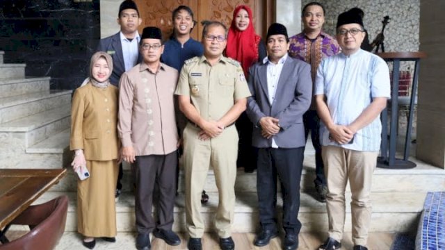 Wali Kota Makassar Moh Ramdhan Pomanto saat menerima kunjungan Panitia Haul Akbar X AG KH Muh Harisah Pendiri Pondok Pesantren An Nahdlah Makassar di Amirullah, Selasa (9/05/2023).