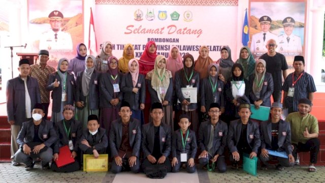 Kontingen Makassar yang meraih juara umum dalam kompetisi Seleksi Tilawatil Qur'an dan Hadits (STQH) Tingkat Provinsi Sulsel XXXIII Tahun 2023.