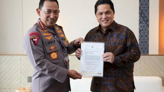 Ketum PSSI, Erick Thohir saat menyerahkan jadwal Liga 1 musim 2023-2024 ke Kapolri Jenderal Listyo Sigit Purnomo. (Istimewa)