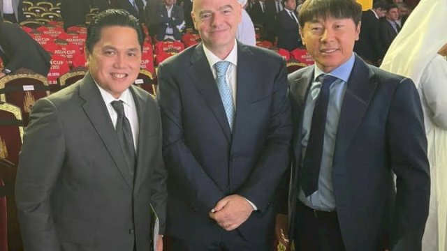 Ketum PSSI, Erick Thohir (kiri), Presiden FIFA, Gianni Infantino (tengah) dan Pelatih Timnas Indonesia Shin Tae-yong (kanan) saat drawing Piala Asia 2023 di Qatar, Kamis (11/5/2023). (foto: PSSI)