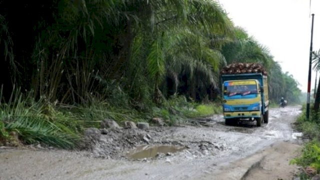 Ilustrasi jalan rusak. (foto: Kementerian PUPR)