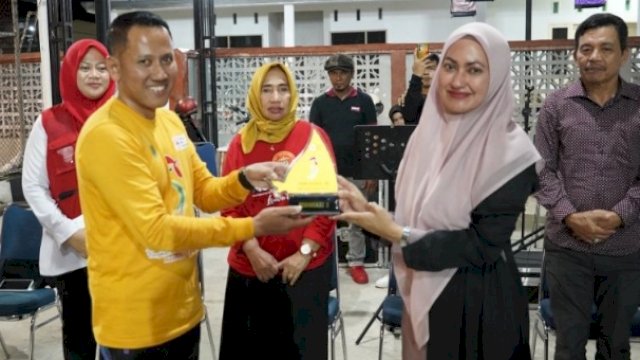 Bupati Luwu Utara, Indah Putri Indriani sekaligus Ketua PMI Luwu Utara menerima plakat penghargaan yang diraih kontingen PMI Luwu Utara pada Jumbara Tingkat Provinsi.