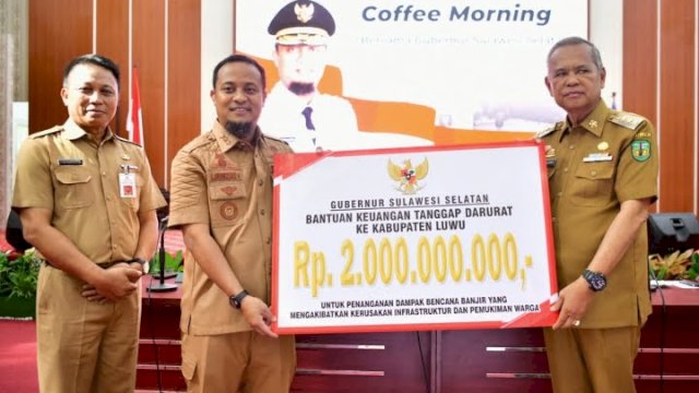 Gubernur Sulsel, Andi Sudirman Sulaiman saat menyerahkan secara simbolis anggaran Rp 2 M kepada Bupati Luwu, Basmin Mattayang di Baruga Pattingalloang, Rujab Gubernur Sulsel, Makassar, Selasa (23/5/2023).