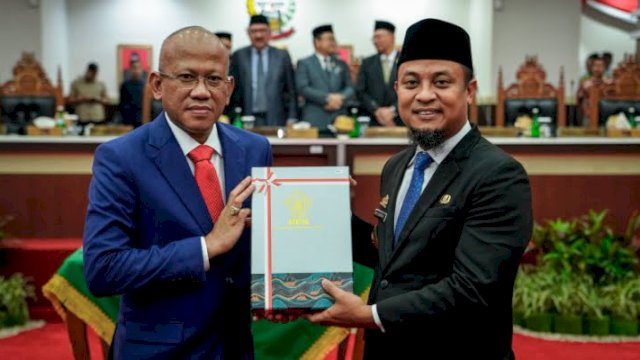 Gubernur Sulsel, Andi Sudirman Sulaimansaat menerima penghargaan opini Wajar Tanpa Pengecualian (WTP) atas Laporan Keuangan Pemerintah Daerah (LKPD) Pemprov Sulsel Tahun Anggaran 2022 oleh Badan Pemeriksa Keuangan (BPK) RI.