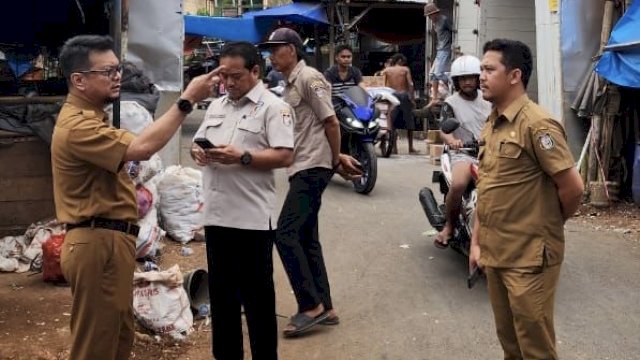 Kepala Dinas Perdagangan Makassar Arlin Ariesta (kiri) saat meninjau Pasar Terong Makassar