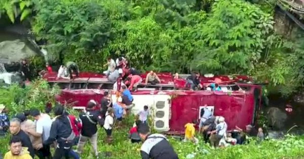 Viral Bus Pariwisata Masuk Jurang di Guci Tegal