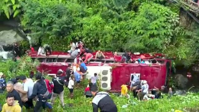 Viral Bus Pariwisata Masuk Jurang di Guci Tegal