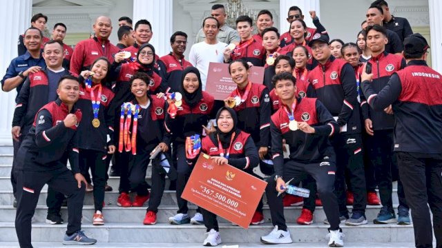 Presiden RI Joko Widodo (Jokowi) menerima sekaligus memberikan bonus dan apresiasi kepada para atlet SEA Games ke-32 Kamboja, di halaman depan Istana Merdeka, Jakarta, Senin (05/06/2023).