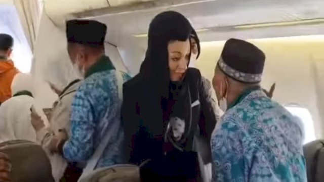 Viral Seorang Jamaah Haji Minta Turun dari Pesawat, Ingat Ayam Belum Dikasih Makan