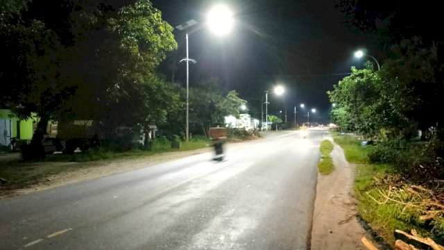 Kondisi jalanan di Masamba Luwu Utara setelah terpasang lampu penerangan jalan dari aspriasi Anggota DPR RI Muhammad Fauzi.