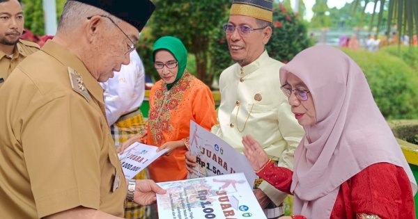 Hardiknas 2023, Pemkot Parepare Sematkan Satyalencana dan Beri Penghargaan ke Guru ASN