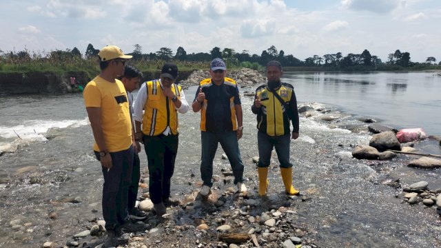 Anggota DPR RI Komisi V Muhammad Fauzi, saat meninjau langsung penanganan tanggul sungai Baliase yang jebol di Desa Polewali, Baebunta Selatan Luwu Utara, Rabu (31/5/2023). 