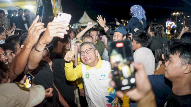 Wali Kota Parepare, Taufan Pawe saat resmi membuka Festival Salo' Karajae, Tonrangeng River Side, Rabu, (31/5/2023) malam.