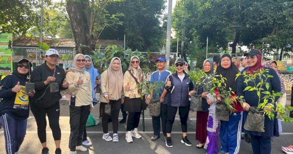 Perwosi dan PIII Bagikan Ratusan Bibit Tanaman ke Warga Makassar