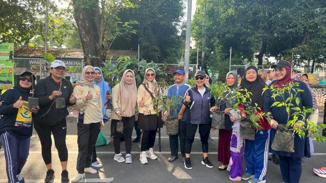 Persatuan Wanita Olahraga Seluruh Indonesia (Perwosi) dan Persatuan Istri Insinyur Indonesia (PIII) Wilayah Sulawesi Selatan (Sulsel) bagi-bagi ratusan bibit kepada warga Makassar.