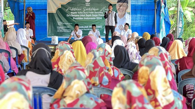 Sukarelawan Santri Dukung Ganjar (SDG) Sulawesi Selatan melanjutkan aksi sosial dengan menyambangi majelis taklim di daerah dengan mengadakan kegiatan pelatihan sertifikasi halal bagi jemaah Majelis Taklim Nurul Falah Samoling, Desa Parenring, Kecamatan Lilirilau, Kabupaten Soppeng. Sulsel, Jumat (2/6).