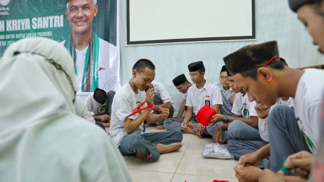 Sukarelawan Santri Dukung Ganjar (SDG) Sulawesi Selatan (Sulsel) mengadakan pelatihan kriya santri di Pondok Pesantren Ulul Albab, Kota Makassar, Sulawesi Selatan pada Senin (5/6/2023).